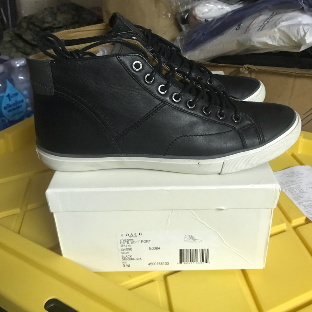 used pair of Coach Pete Soft Port Men’s shoes 9